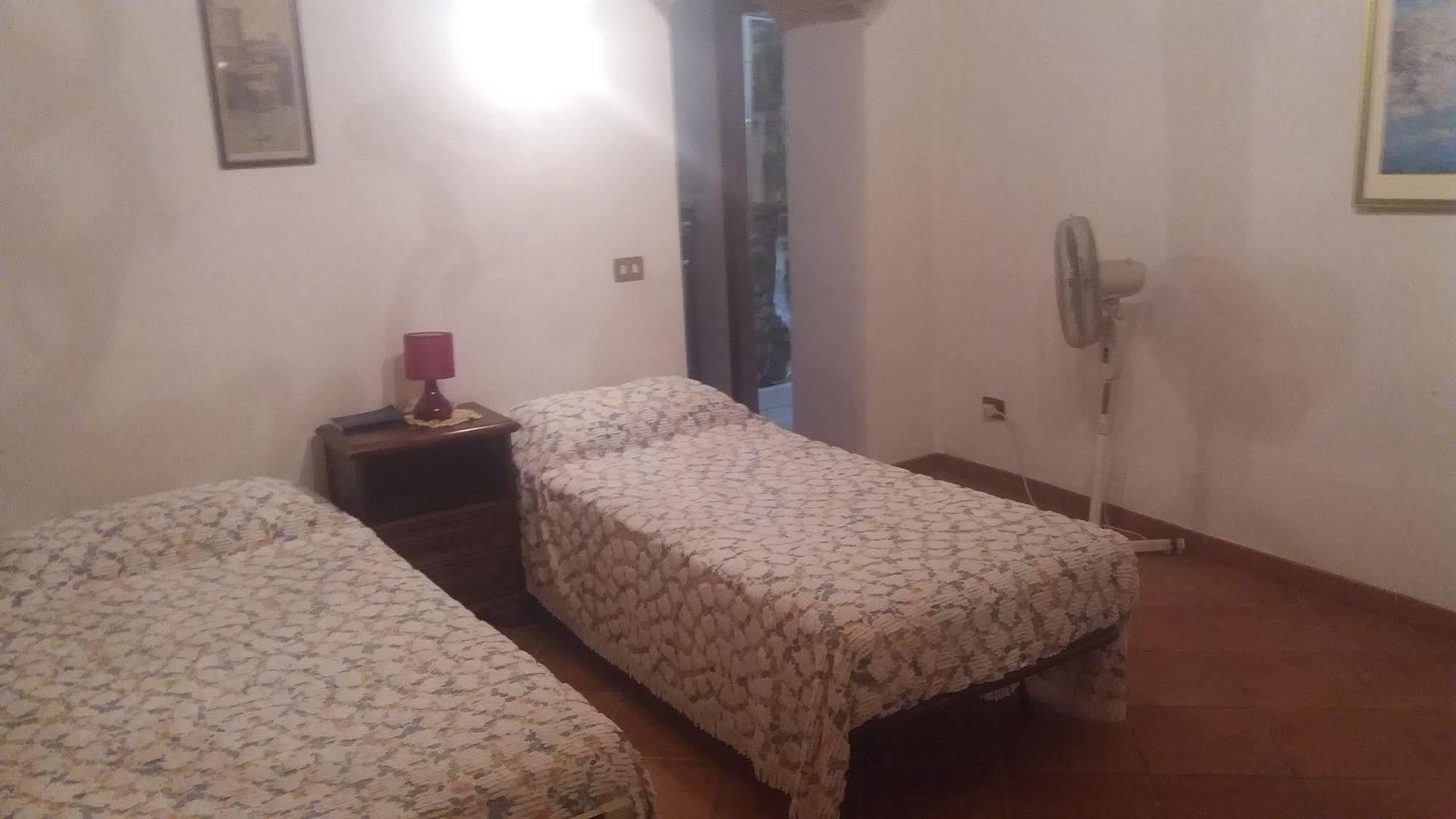 Azzurre Beb Bed & Breakfast Laterina Екстериор снимка