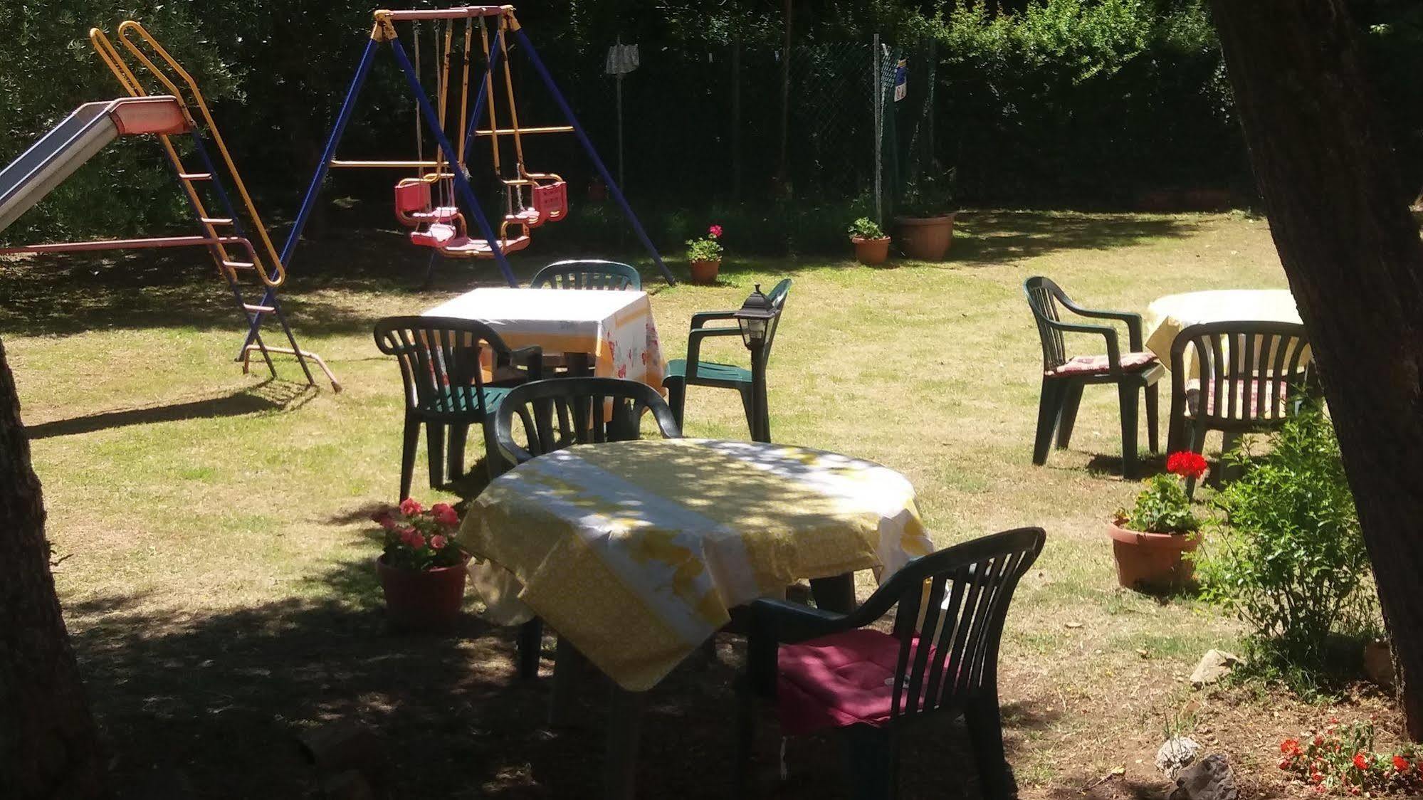 Azzurre Beb Bed & Breakfast Laterina Екстериор снимка